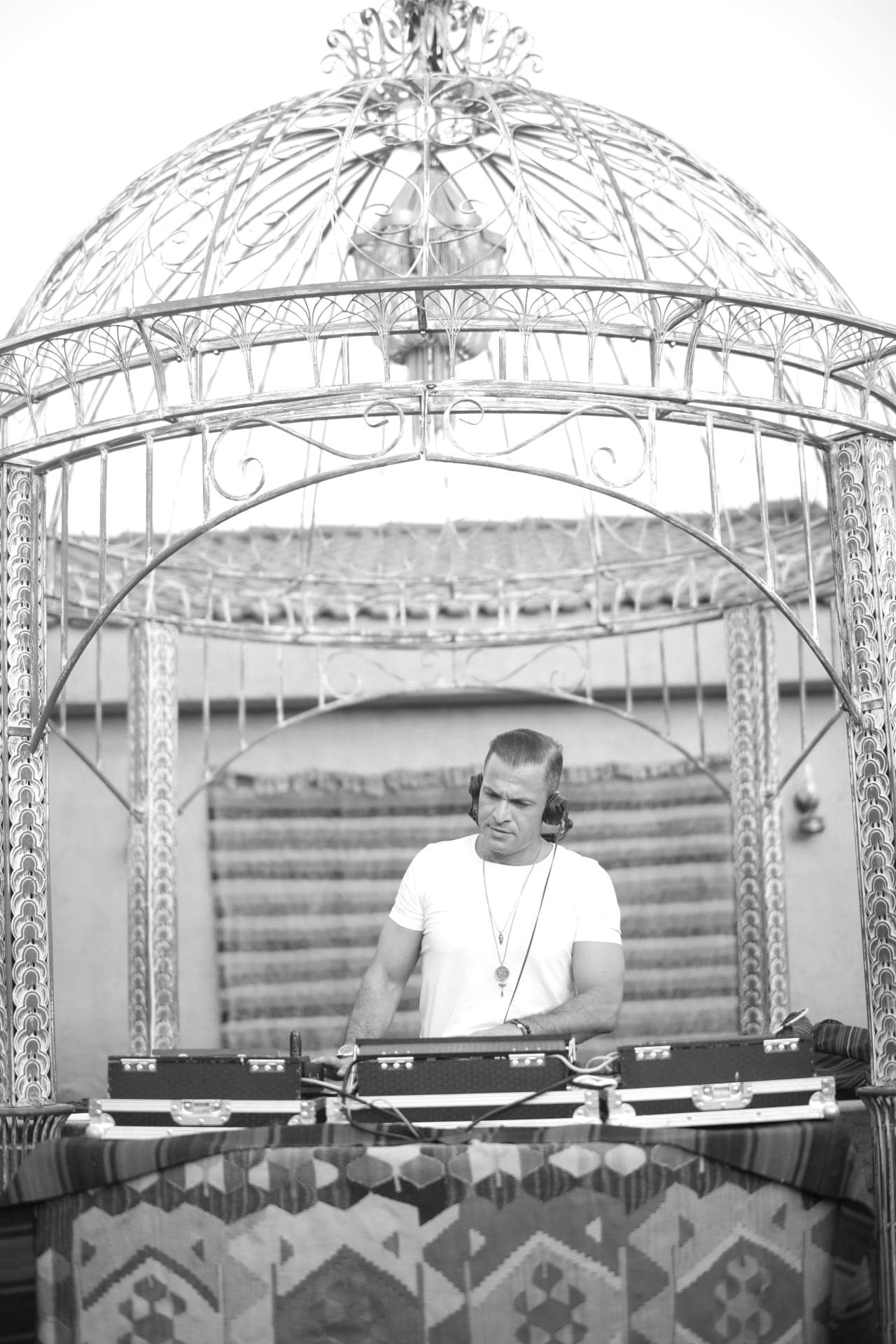 Çetin Pınarlı playing under a garden pavilion